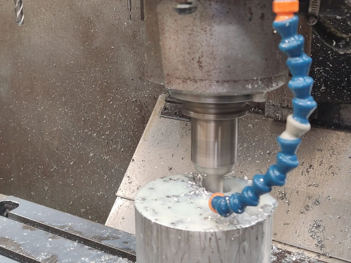 Maquinado CNC de Alta Complejidad - Centros de maquinado de alta velocidad para piezas críticas en aluminio y acero inoxidable.