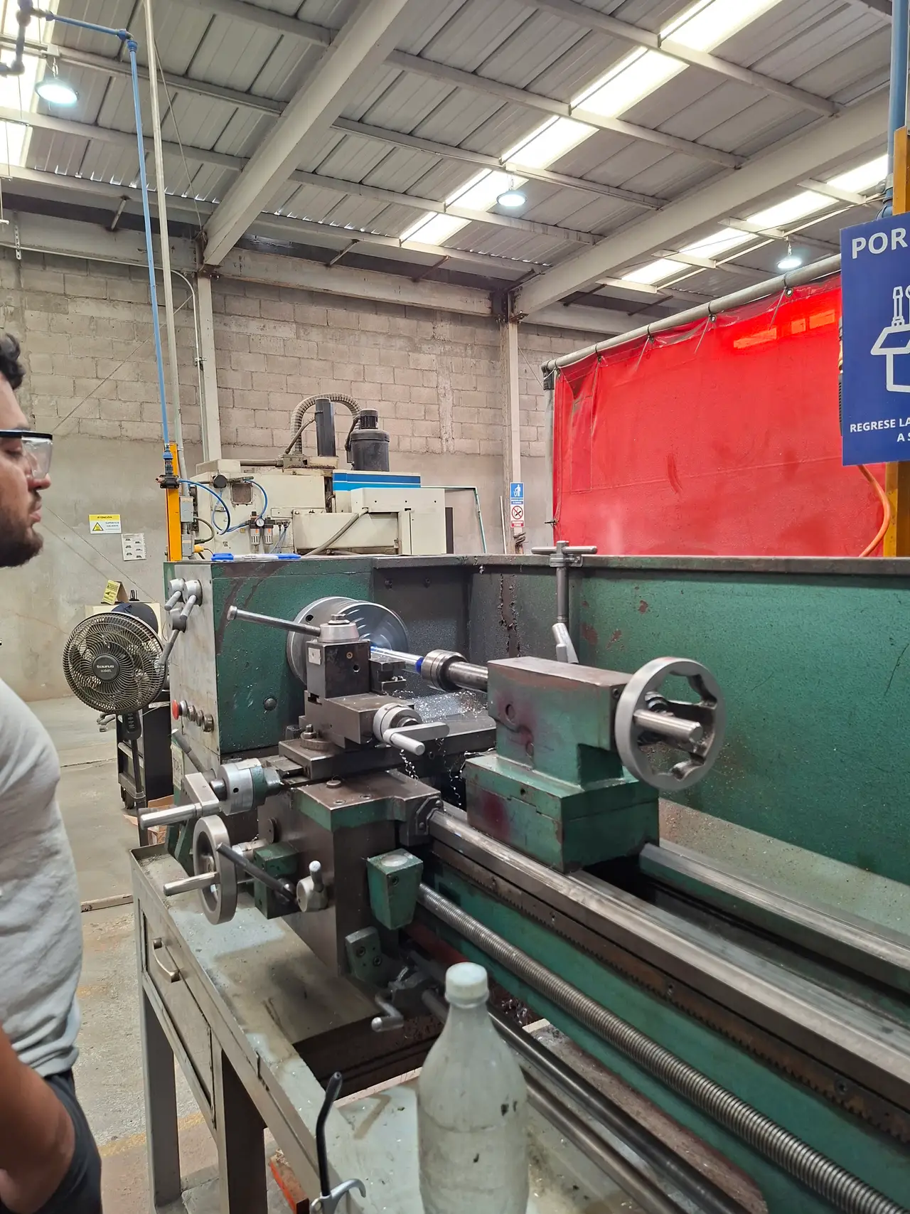 Torno de precisión en taller de maquinado Ensenada